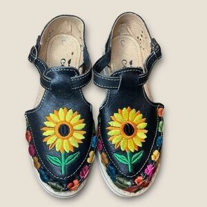 Huaraches Artesanales Black Sunflower Women’s size 6